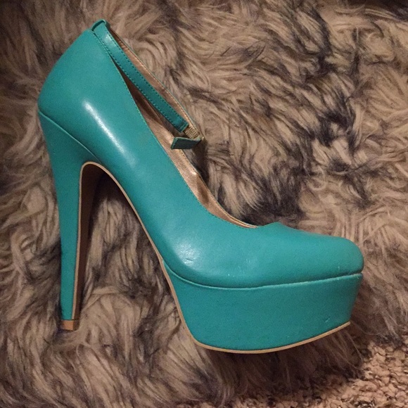 Heels - Picture 3 of 3